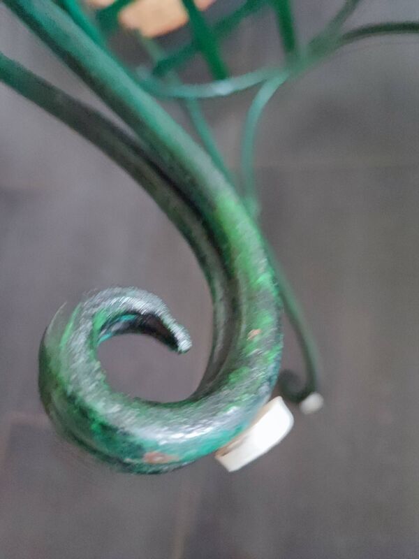 Chaise en métal et rotin avec un décor de vigne et raisin