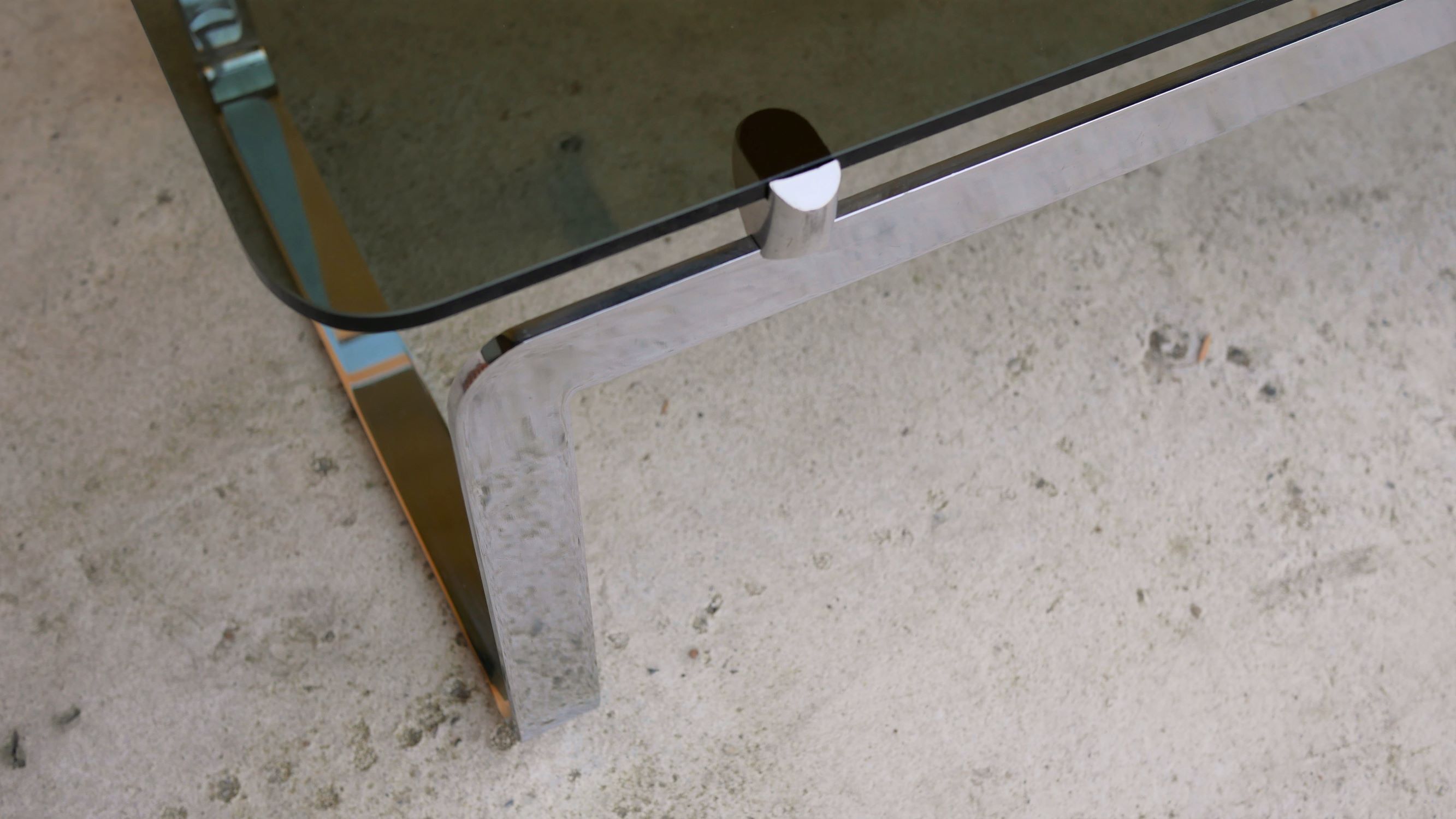 Table basse vintage en métal chromé et en verre fumé
