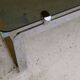 Table basse vintage en métal chromé et en verre fumé