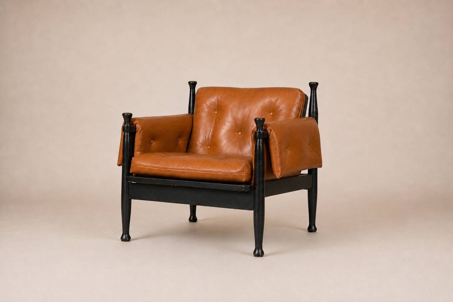 Paire de fauteuils lounge « safari » en cuir cognac et hêtre noir — c. 1970