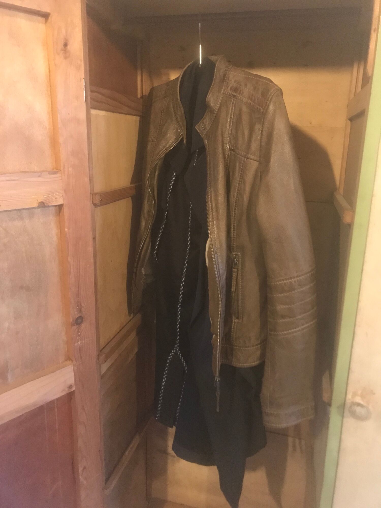 Armoire asymétrique art deco