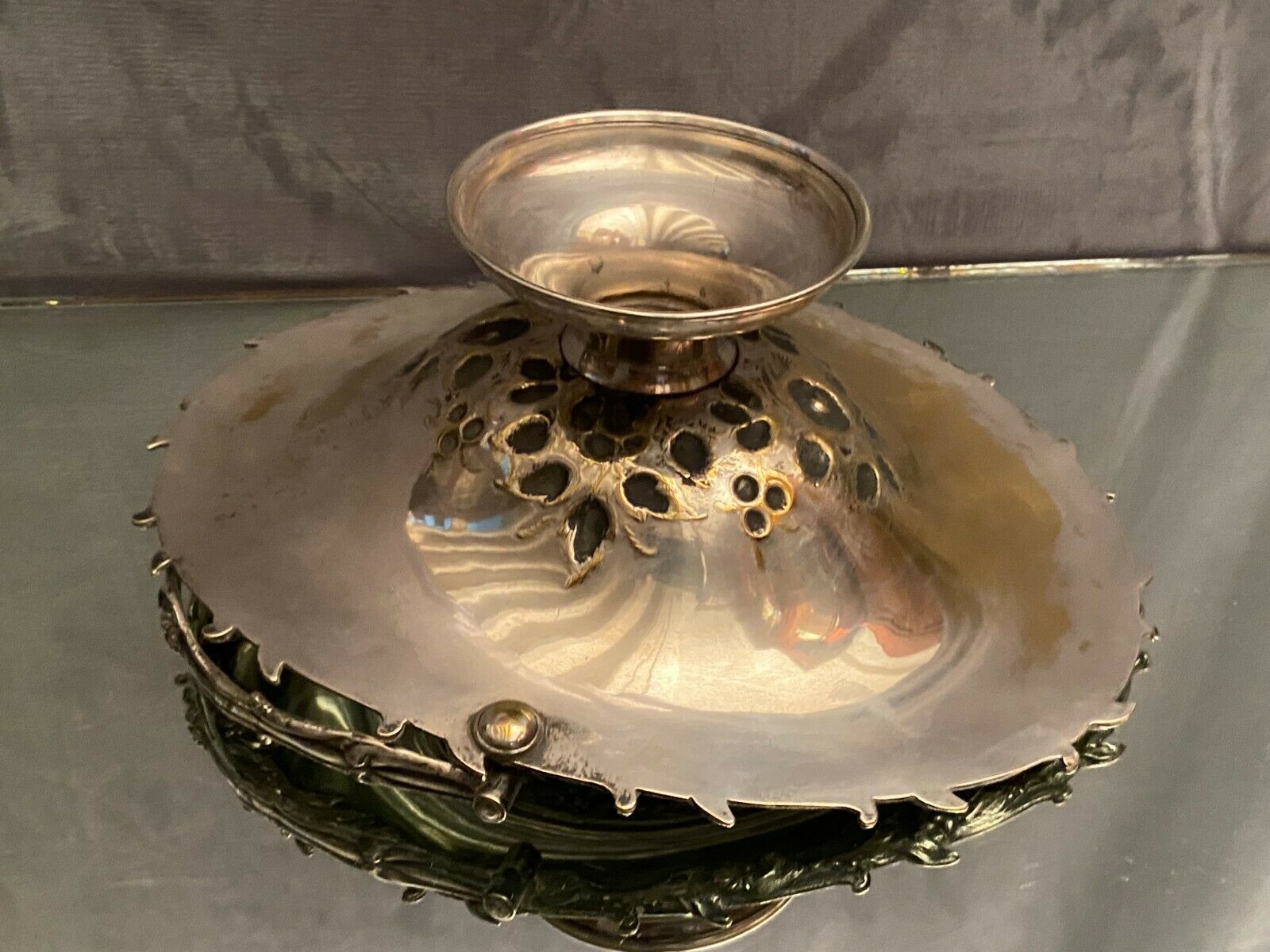 Cut basket basket handle on pedestal in silver metal with floral decoration