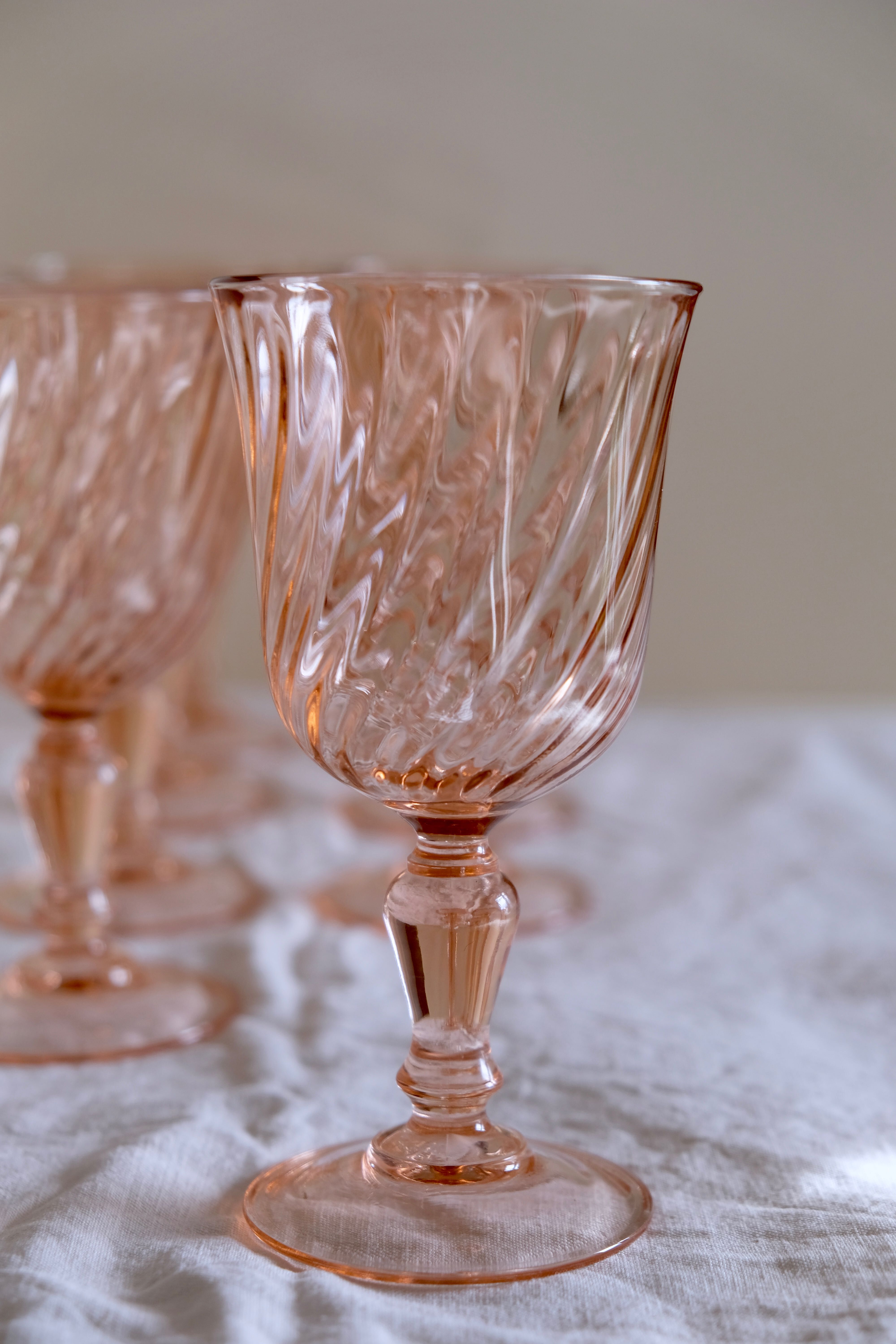 Lot de 8 verres à vin modèle "Rosaline" de chez Arcoroc Luminarc, fabriqués en France, 1970