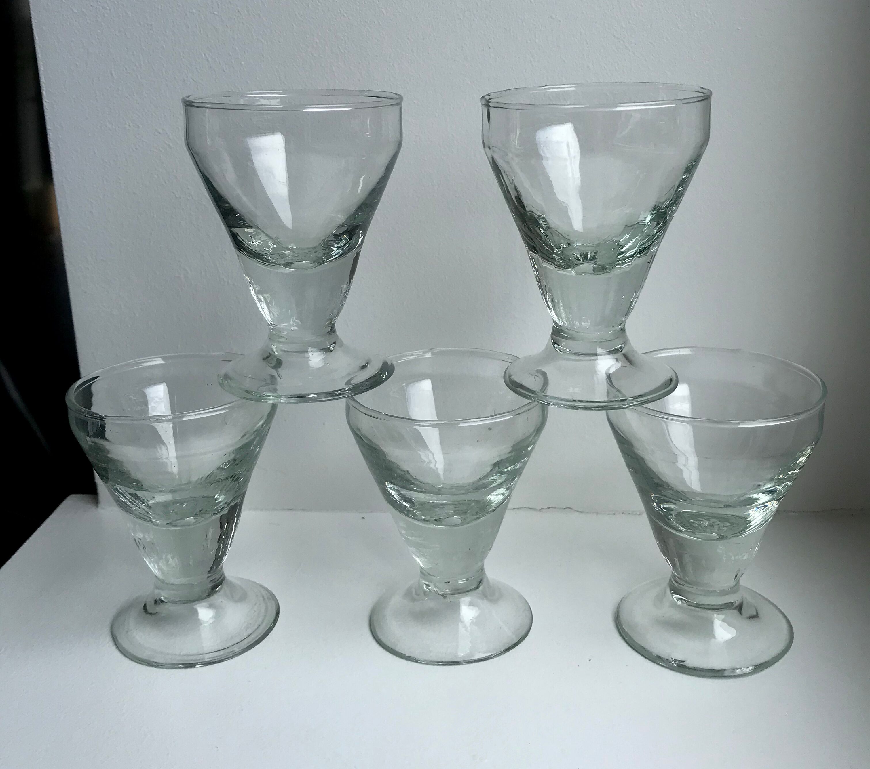Set of 5 white wine glasses in molded glass and thick bottom 20s