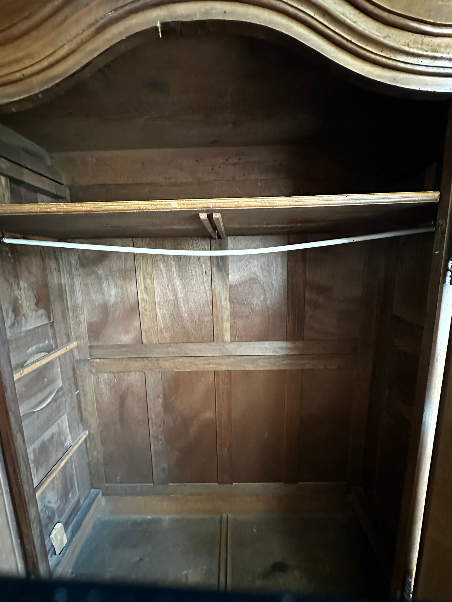 Large Alsatian Louis XV wardrobe in solid walnut – 18th century