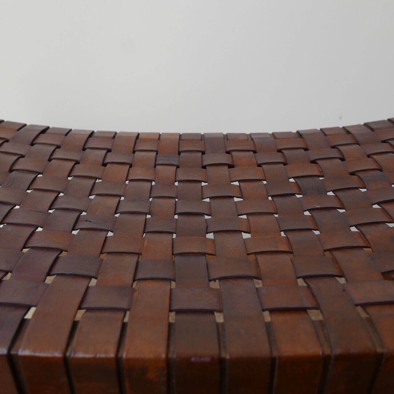 Tabouret en cuir du milieu du siècle