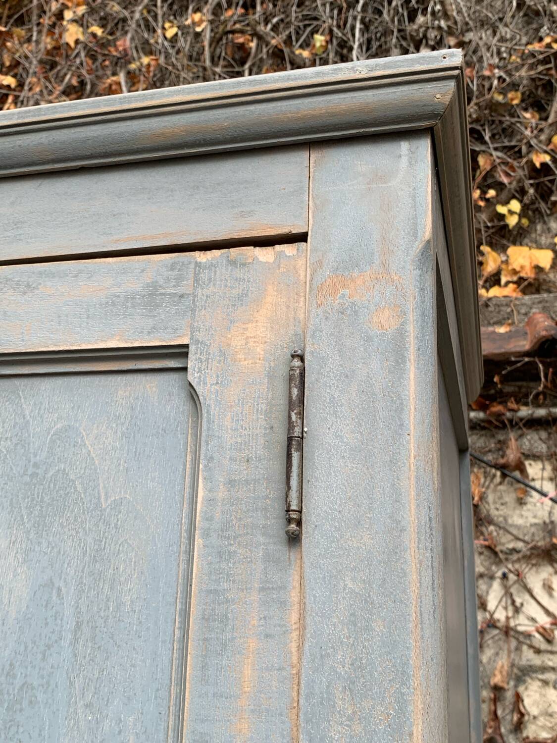 Armoire parisienne ancienne Luterma patine grise bleutée