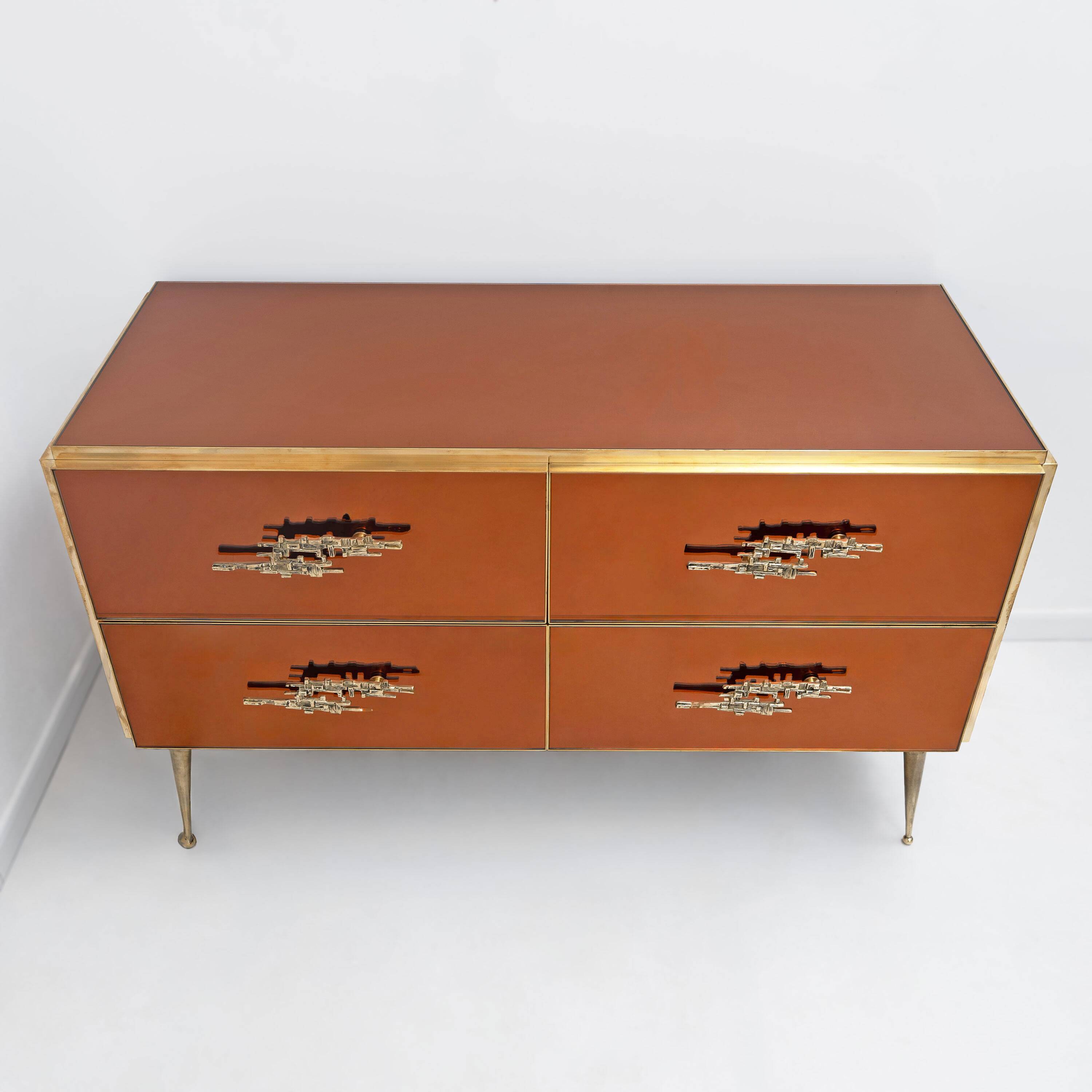 Commode en verre ambré avec détails en laiton, style mid-century modern