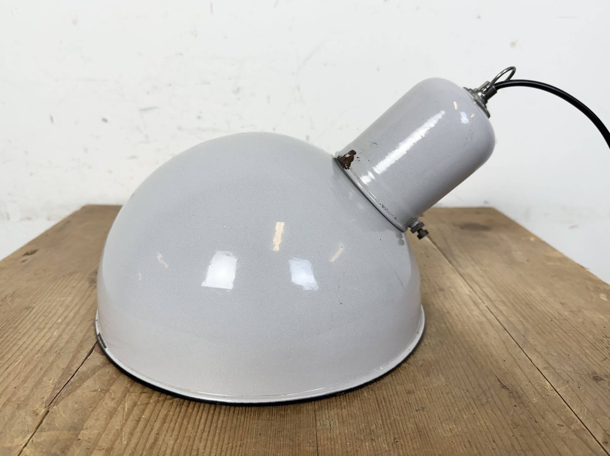 Lampe à suspension industrielle en émail gris, années 1960