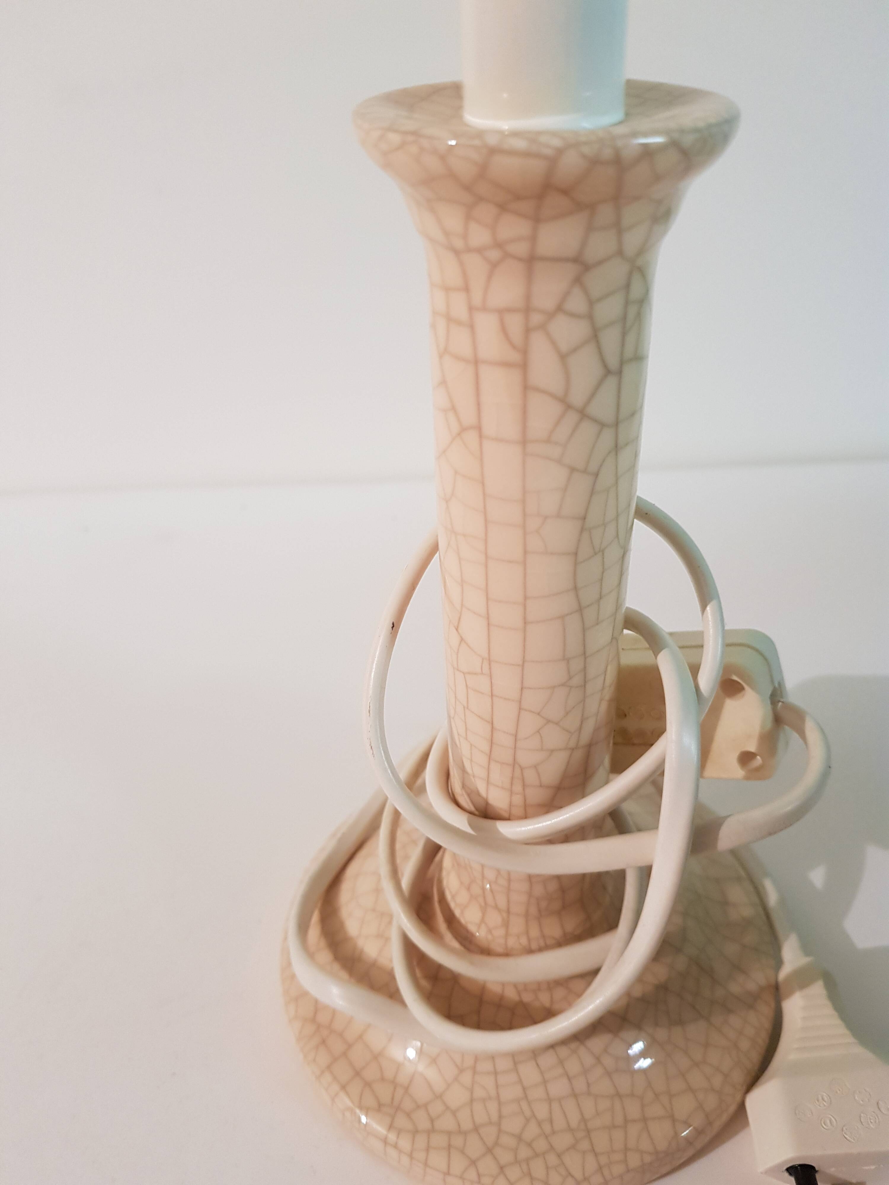 2 bedside lamps