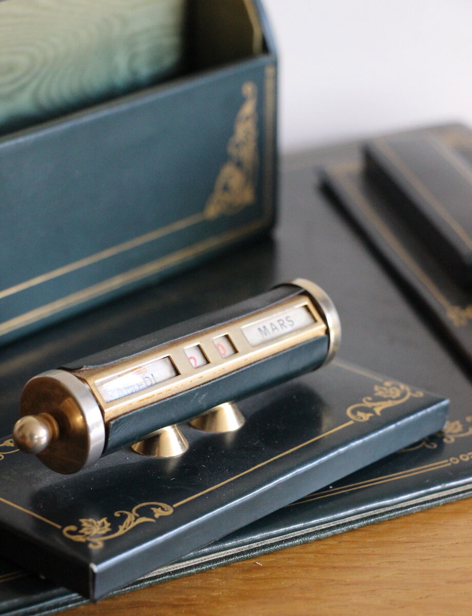 Le Tanneur leather office adornment