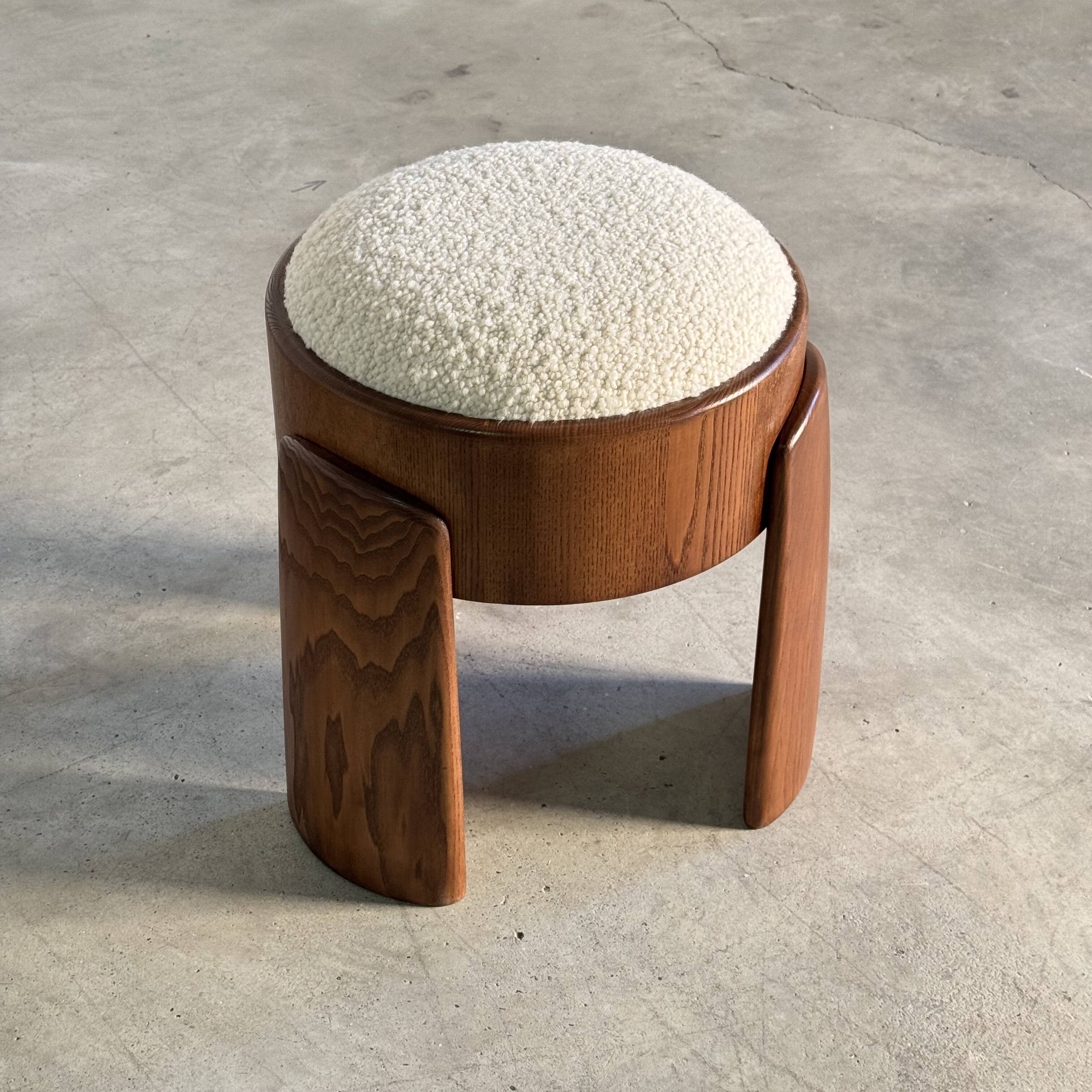 Tabouret en frêne et tissu bouclé Dedar Milano par Forme, Italie