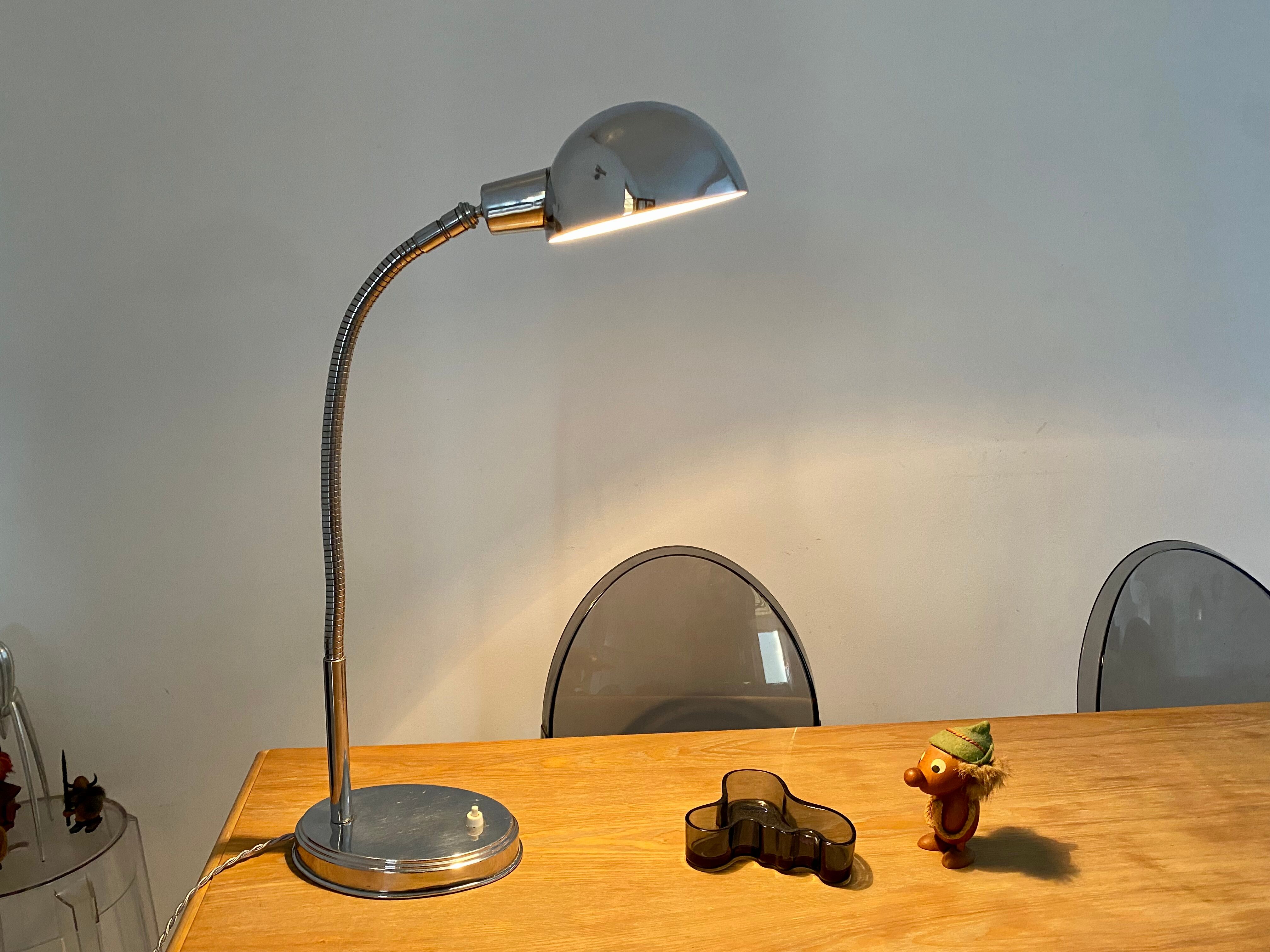 Flexible desk lamp vintage art deco design