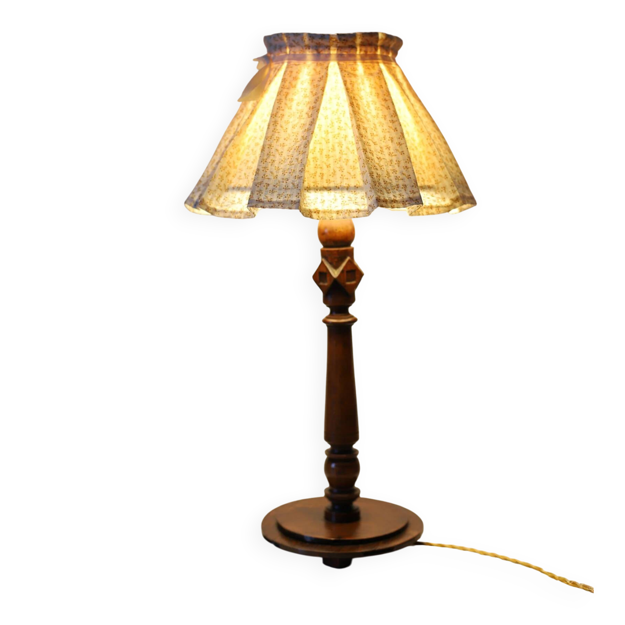 Lampe à poser, pied en bois sculpté et abat-jour plissé