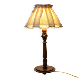 Lampe à poser, pied en bois sculpté et abat-jour plissé
