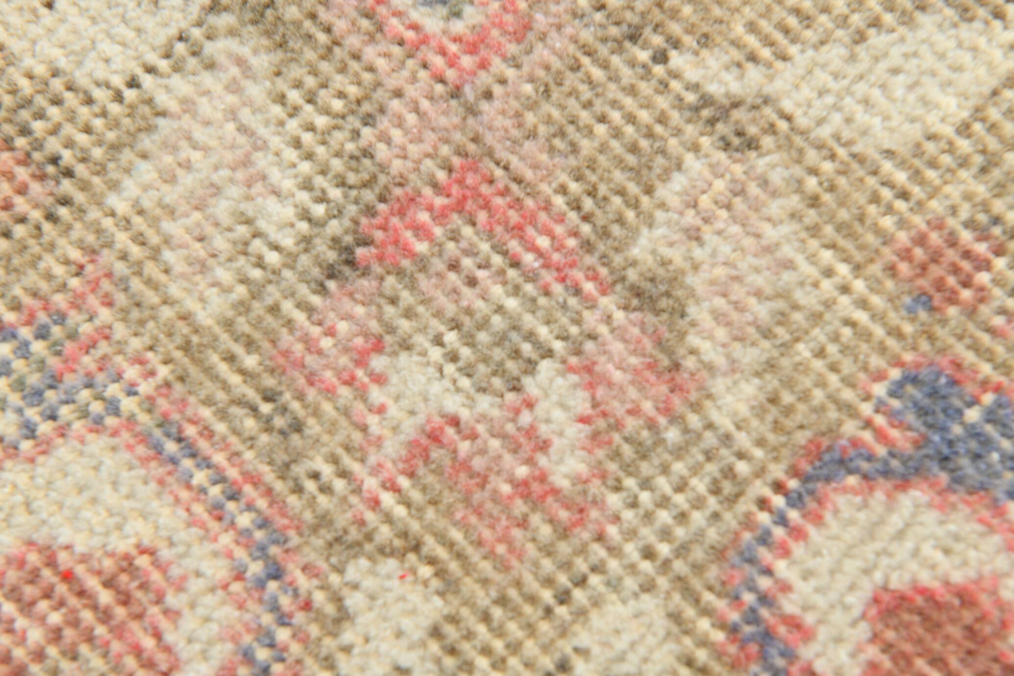 Tapis persan ancien noué main rouge corail, médaillon central floral