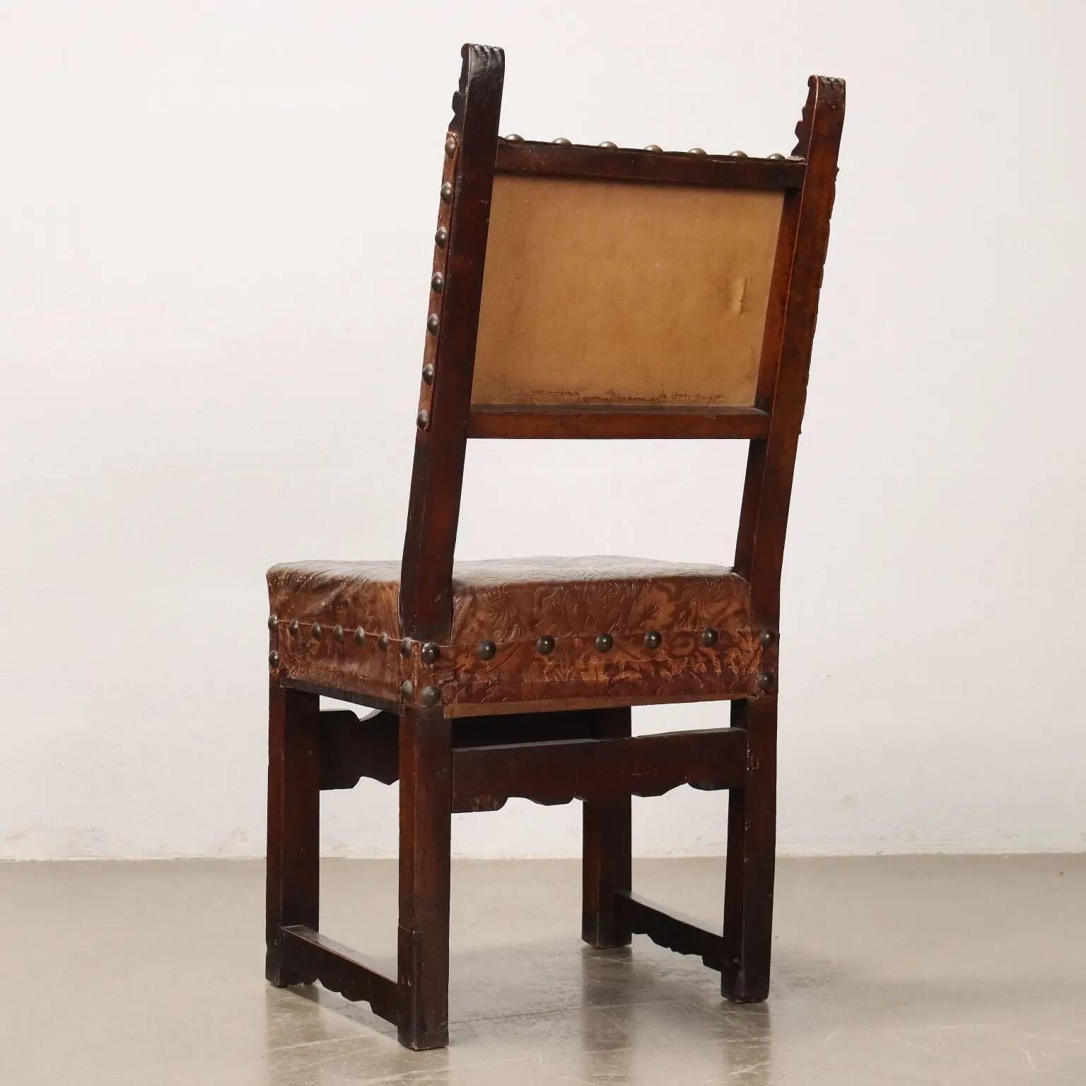 Antique Baroque chair in carved walnut, Italy, 18th century.