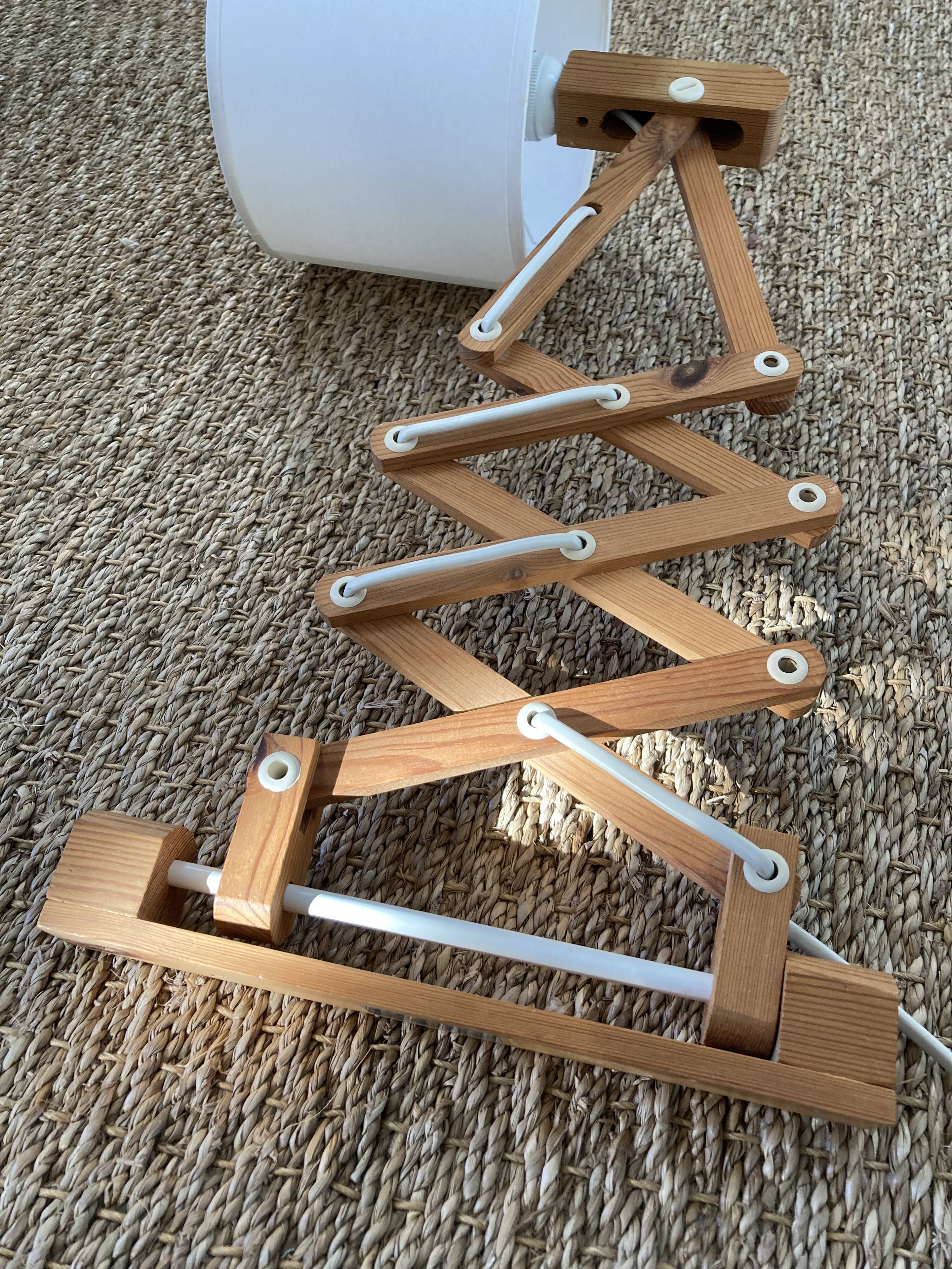 Extendable wall lamp in Scandinavian wood