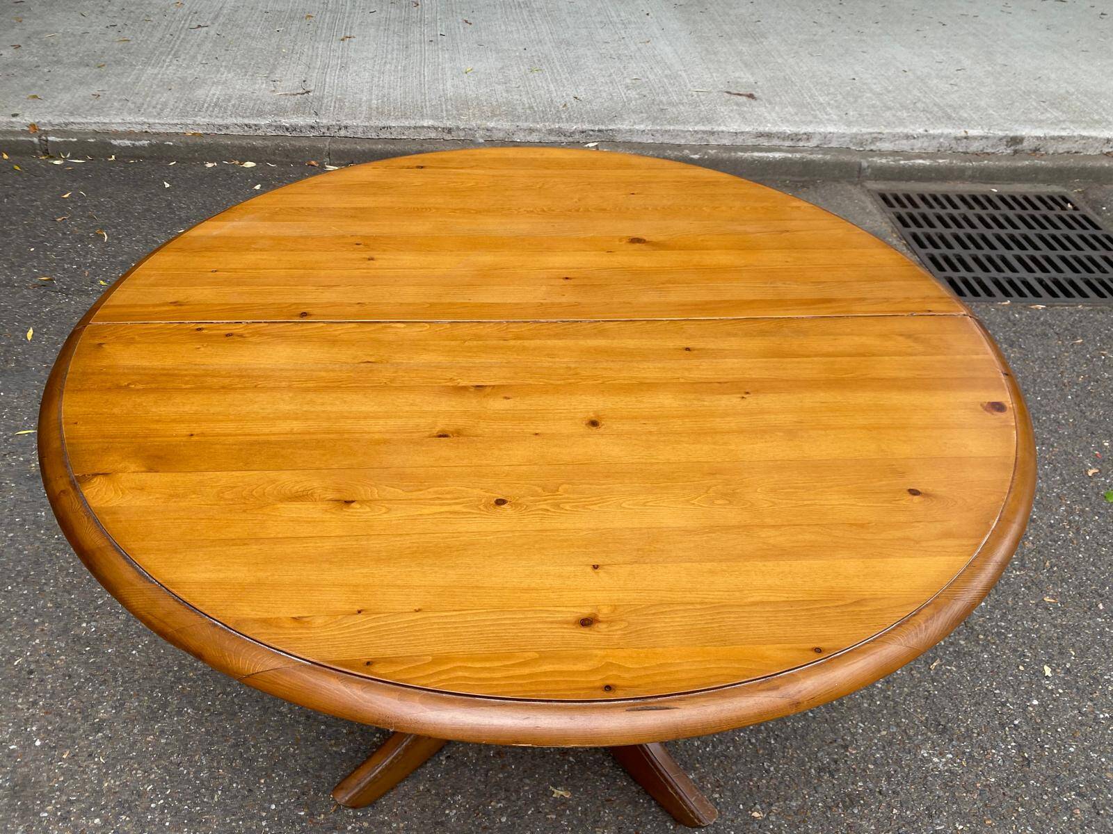 Round table in solid pine with a central baluster leg from 1980.