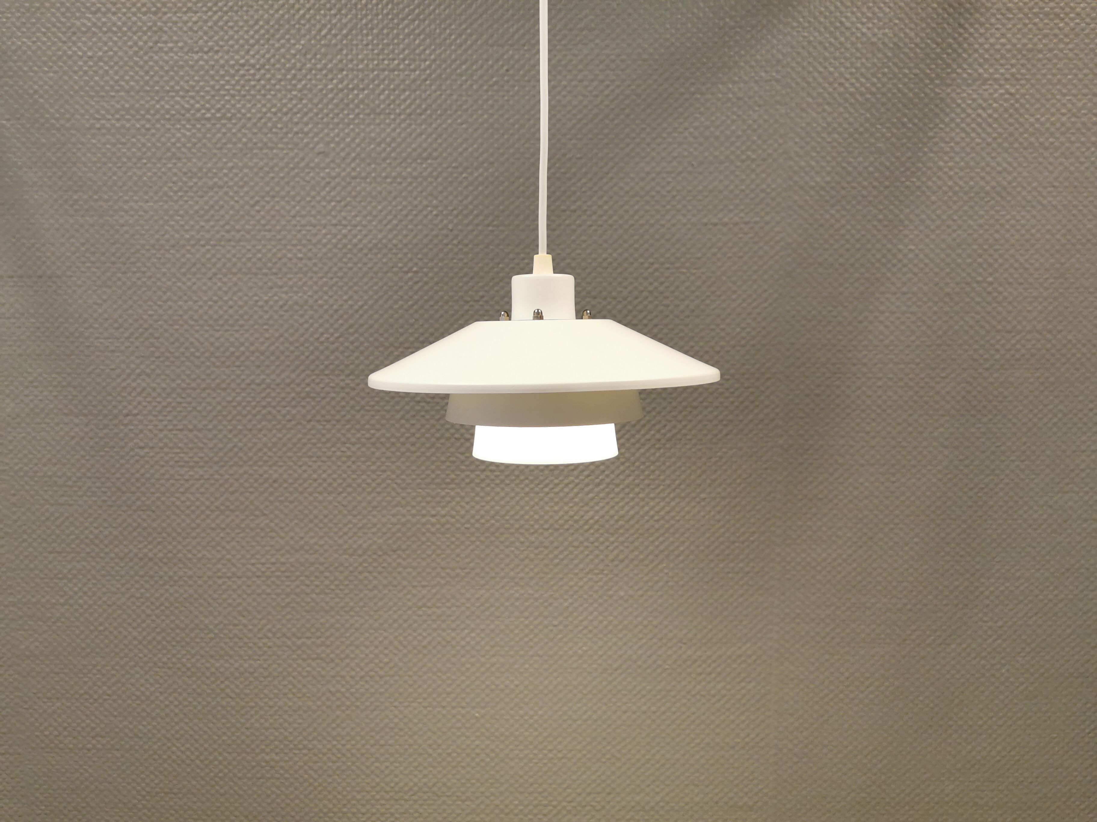 Small hanging lamp in a beautiful white color, produced by Super-Light Denmark.