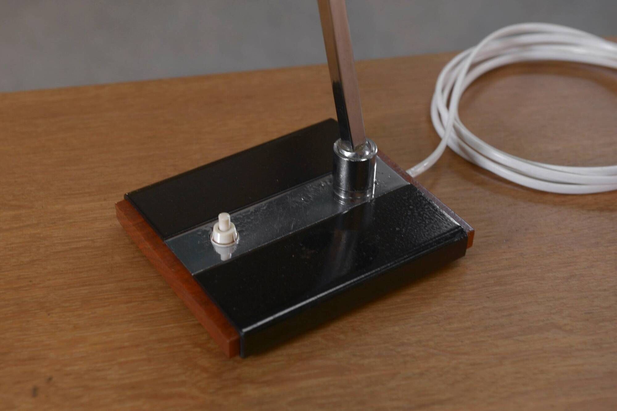 Lampe de bureau laquée noir et métal chromé design italien vers 1970's