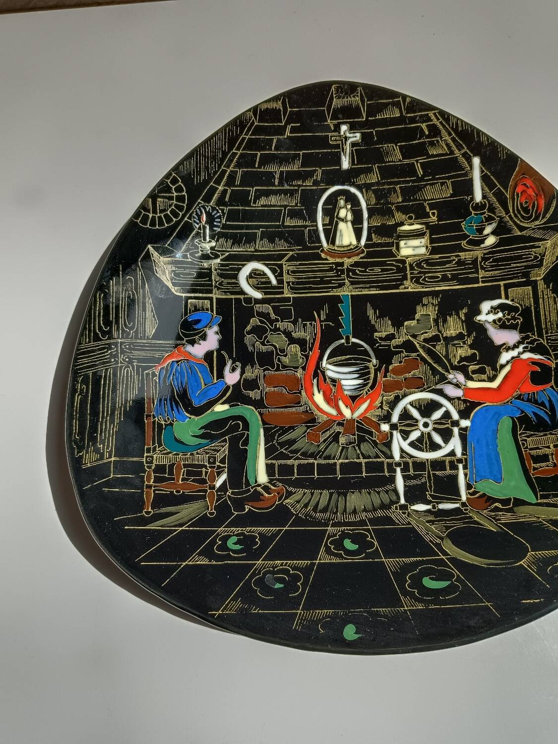 Assiette Longwy décor grand feu intérieur lorrain
