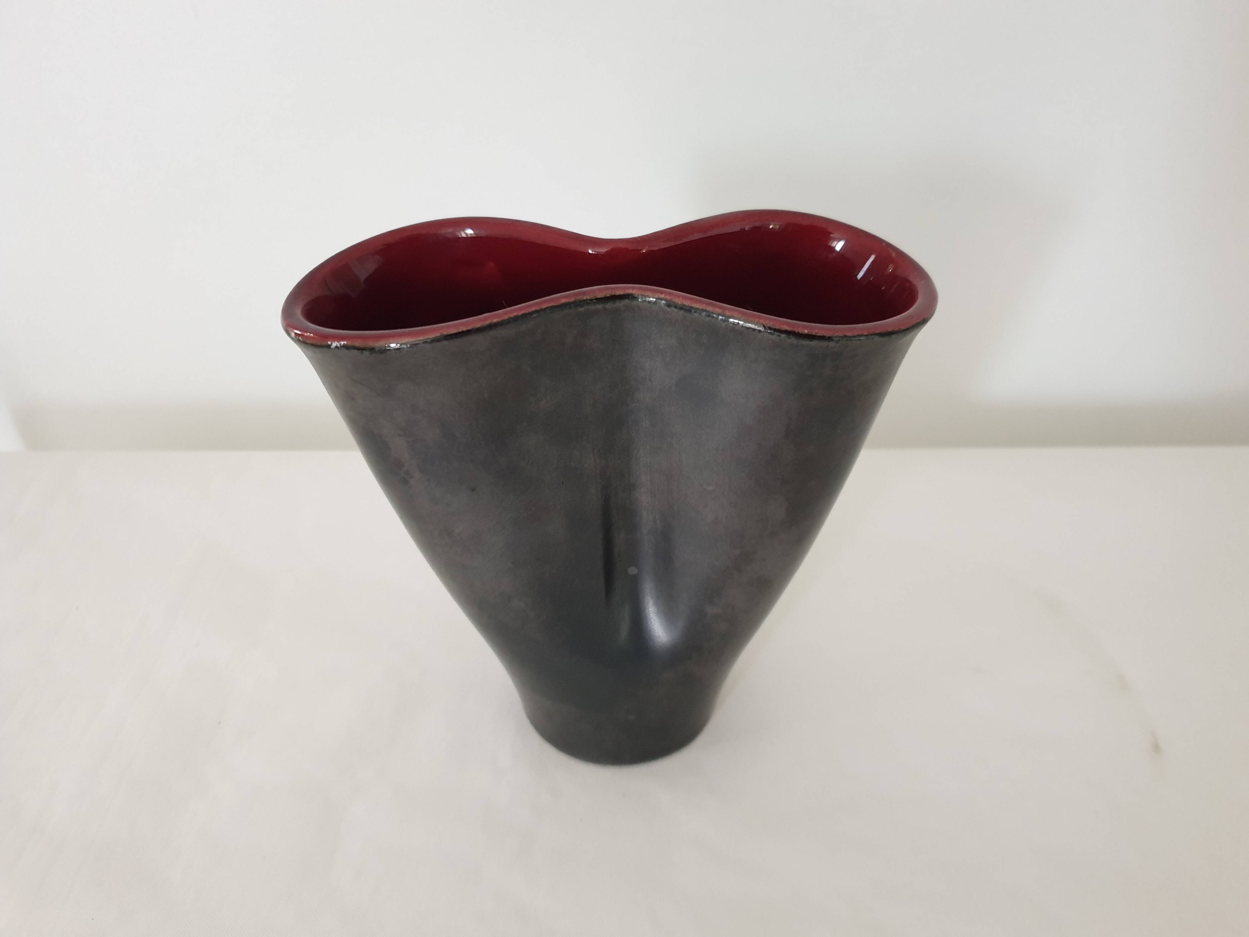 Free-form ceramic vase in Black / Bordeaux signed Elchinger from the 50s