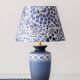 Lampe de table en céramique bleue de style moderne du milieu du siècle avec abat-jour floral Liberty London neuf