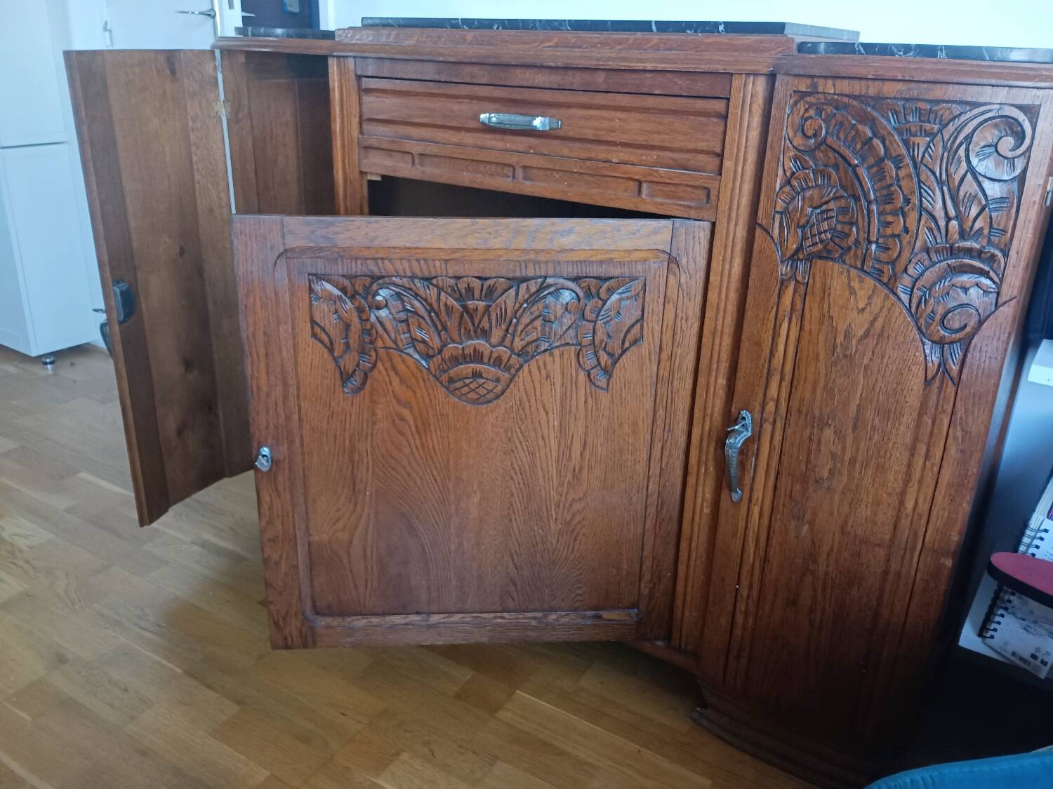 Art Deco buffet in marble and carved wood