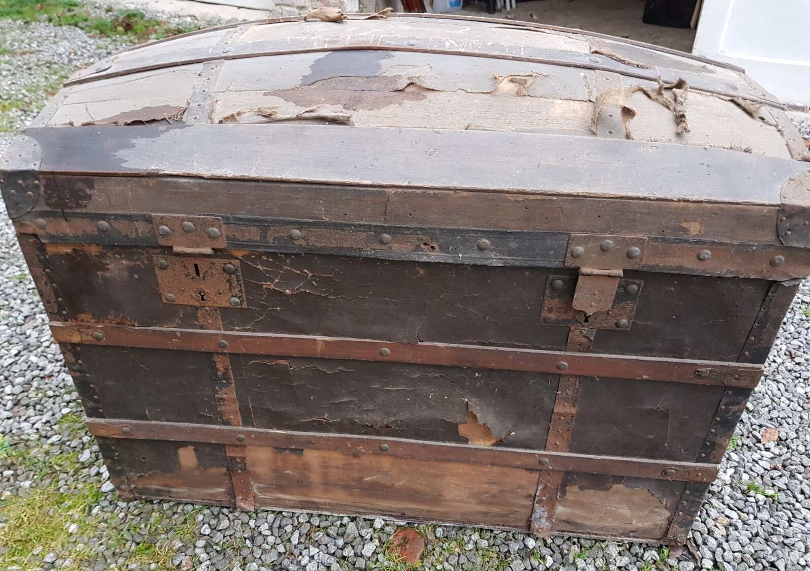 Ancient Bulée wooden trunk
