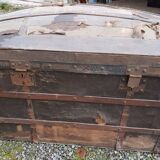 Ancienne malle en bois bombée