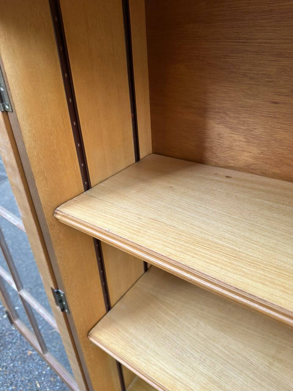 Chippendale display cabinet in wood, English Queen Anne dresser bookcase from 1960.