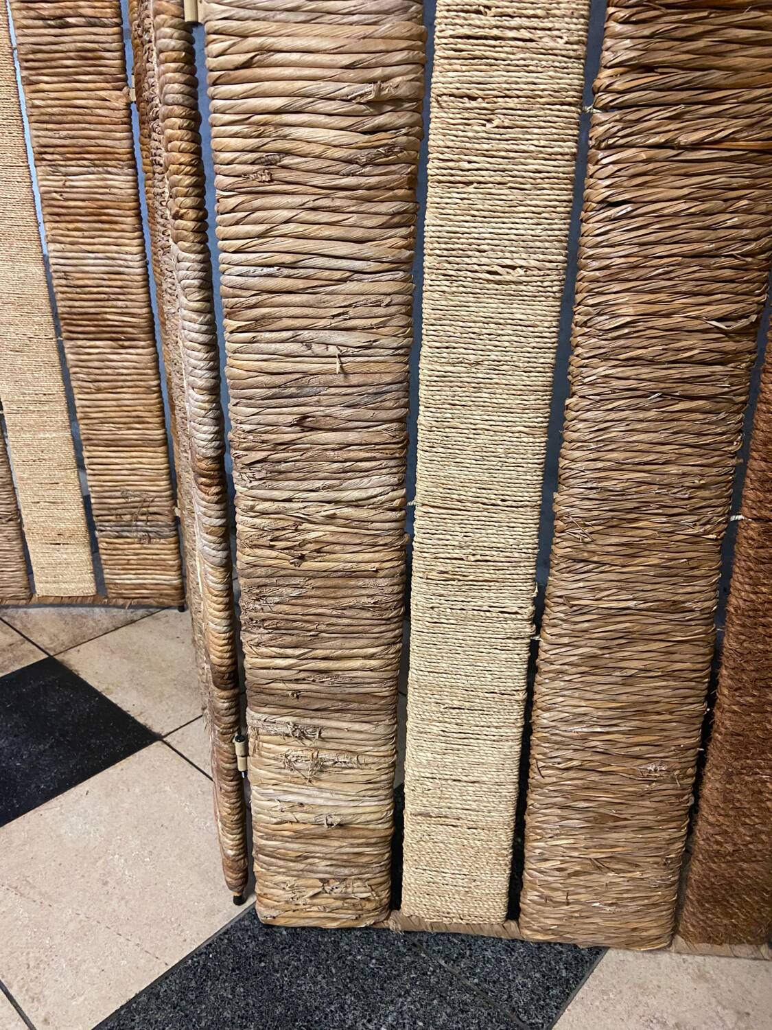 Vintage screen in straw and braided rope