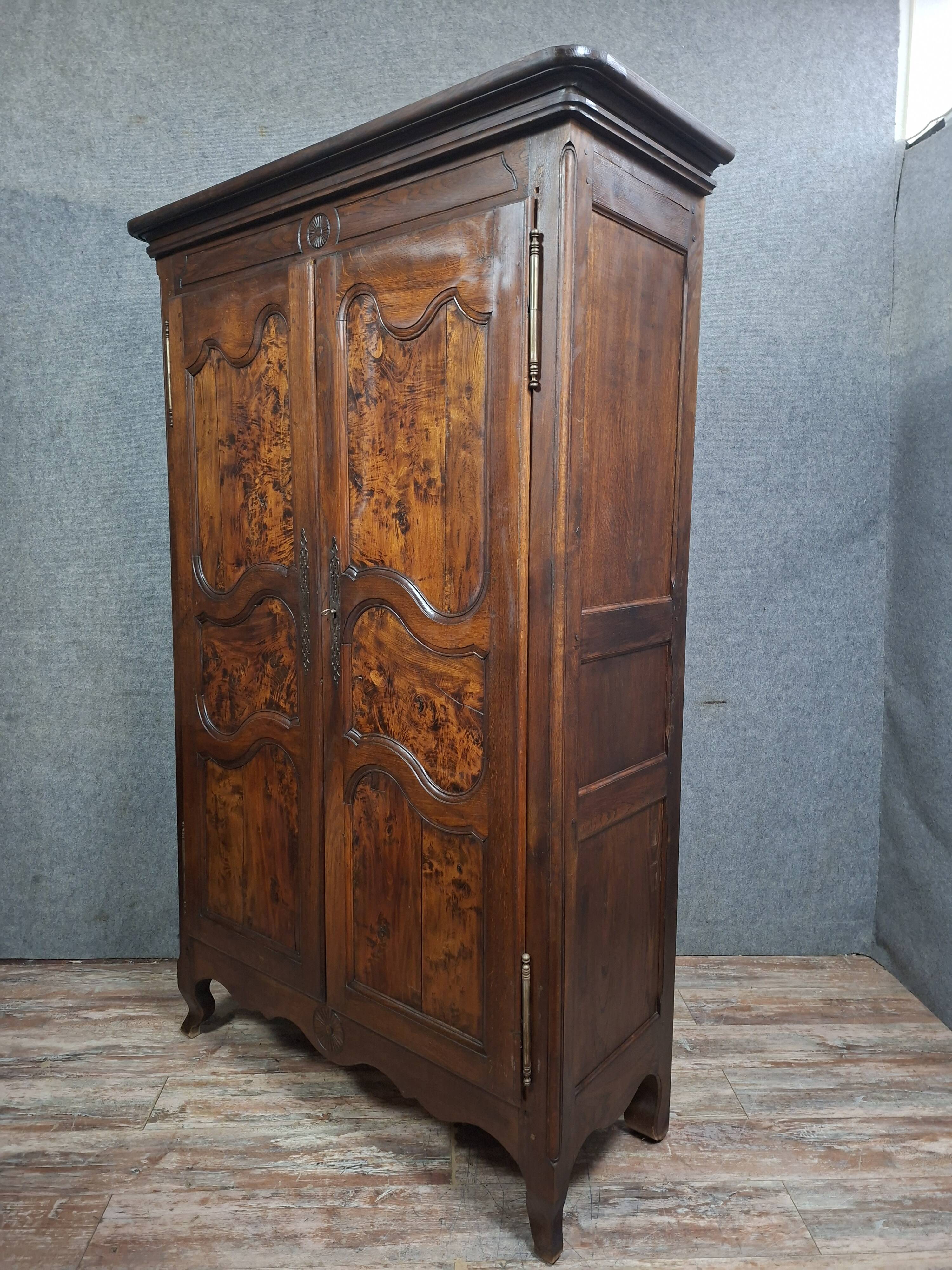 Bressanne wardrobe in walnut and solid oak, regional work from the 20th century.