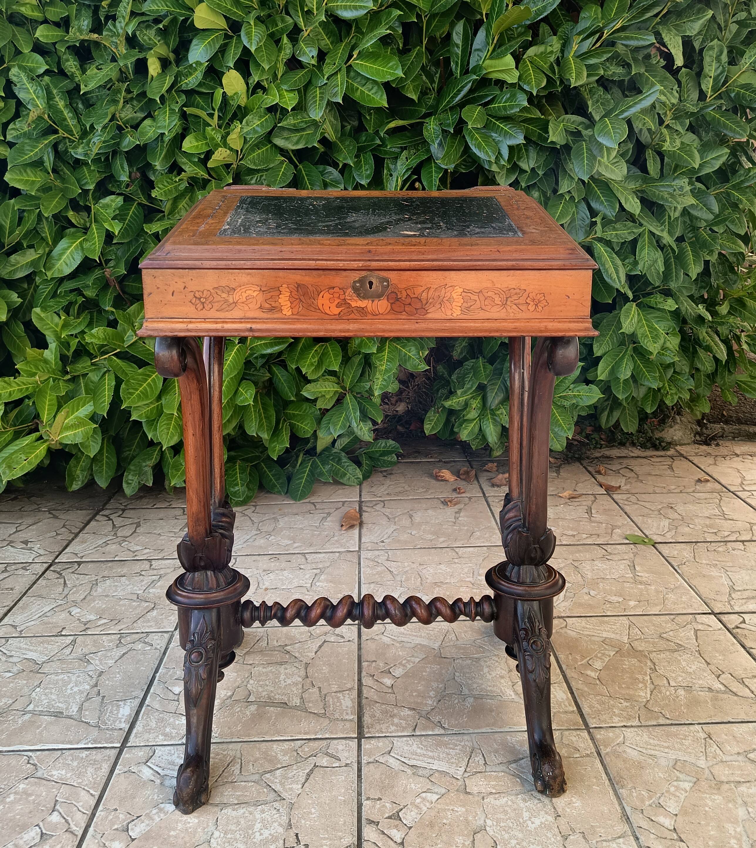 Davenport desk in marquetry walnut, Victorian period.