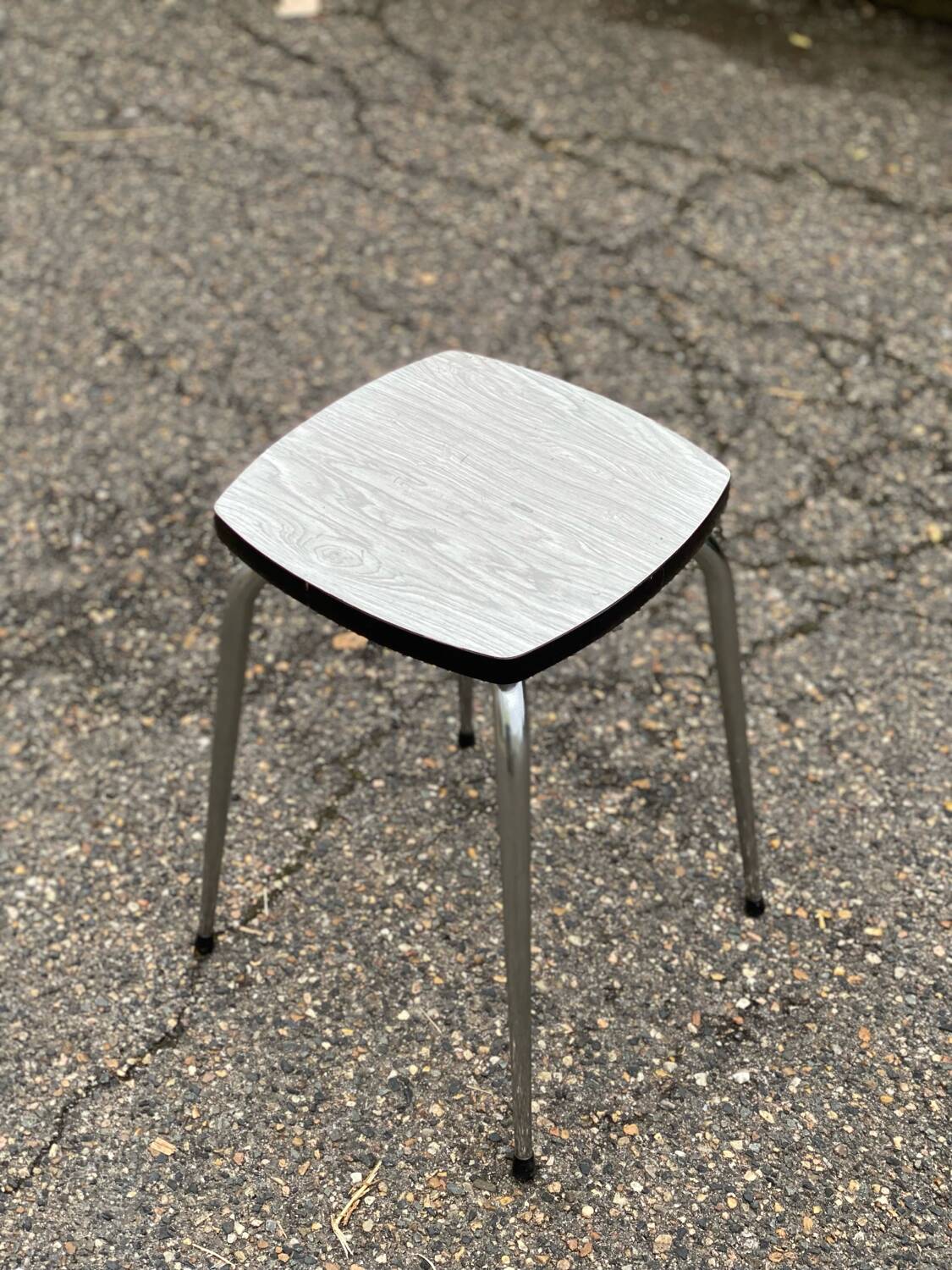 Tabouret acier et Formica blanc et gris