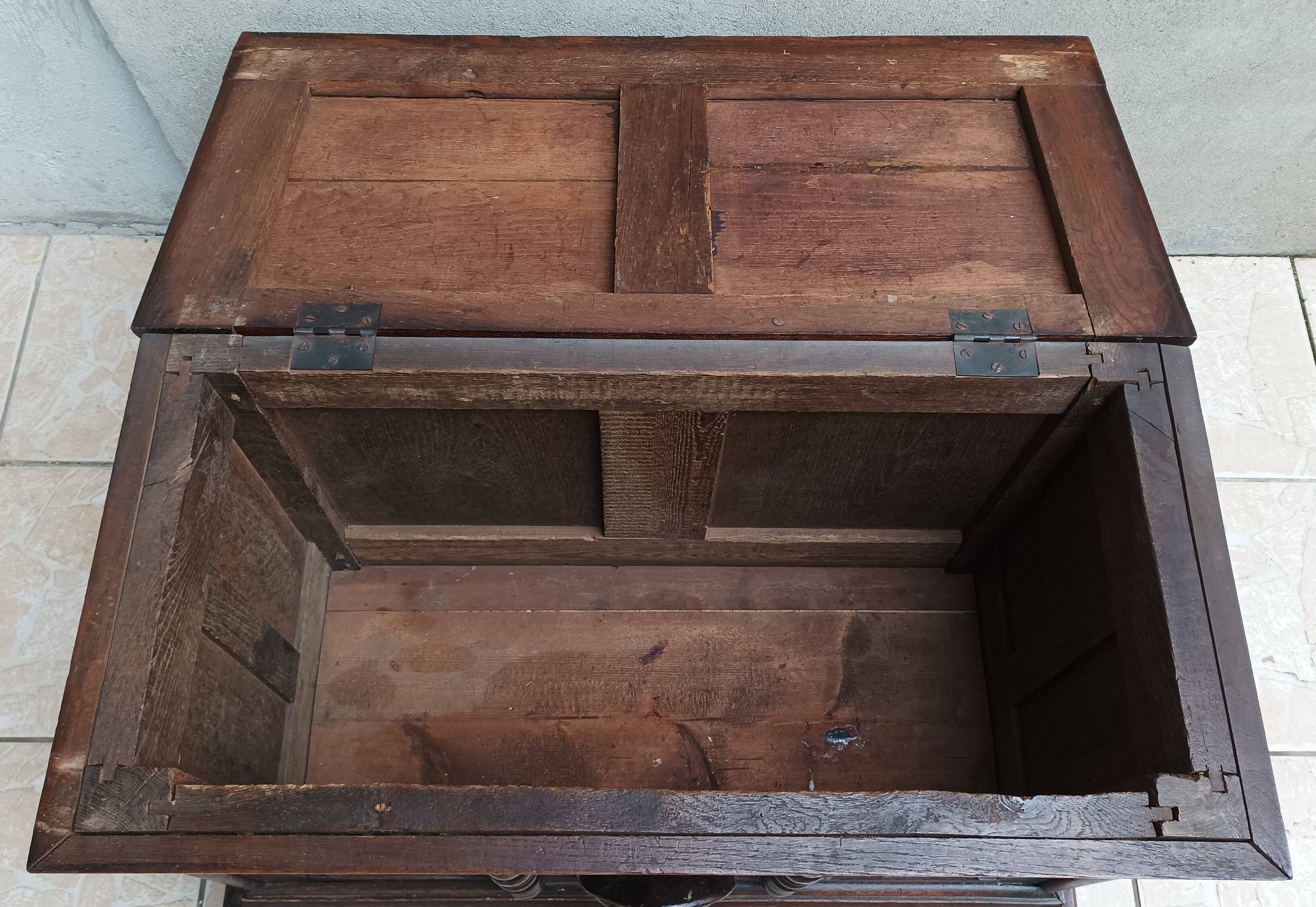 Renaissance oak chest