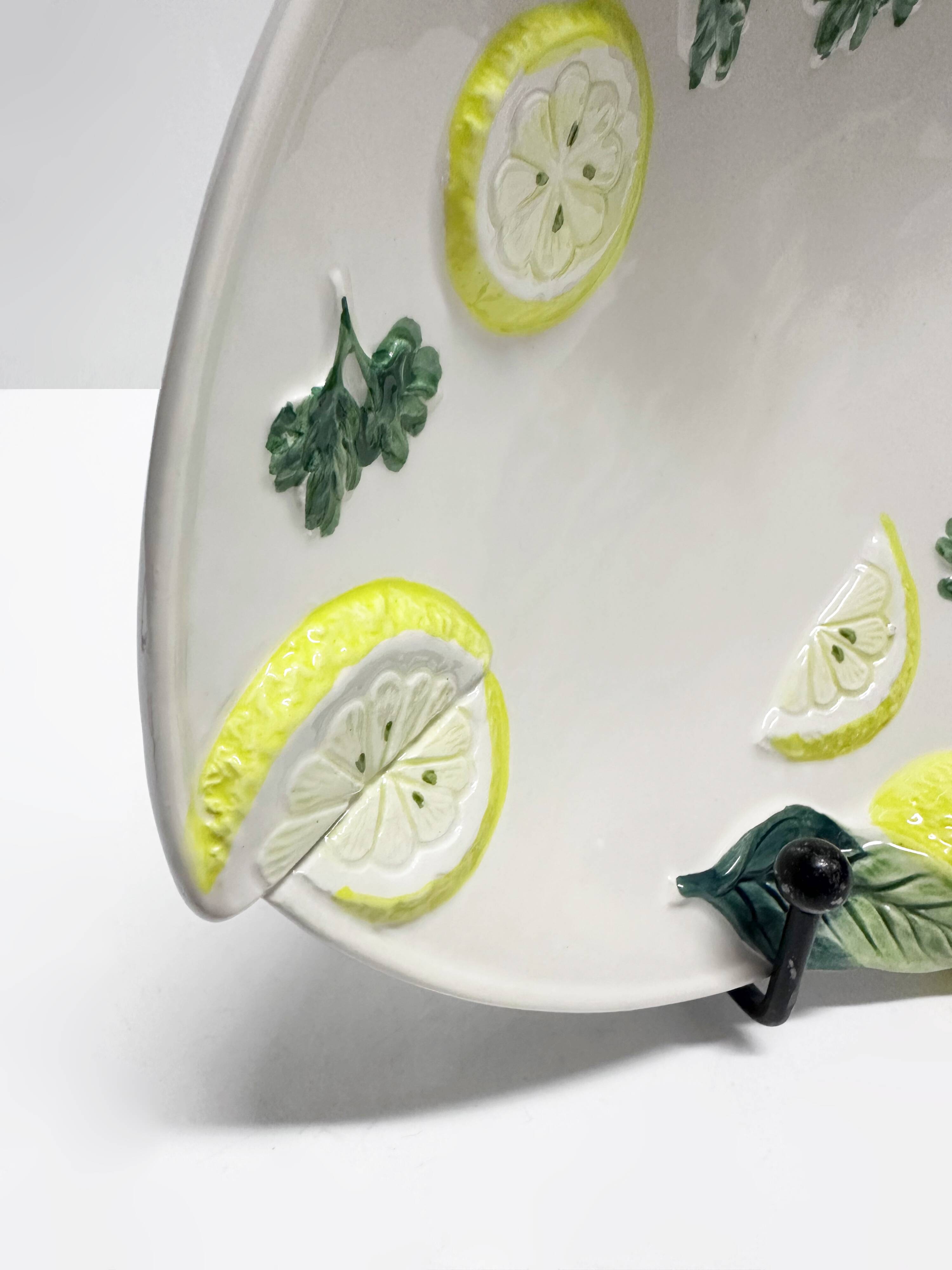 Set of 8 Italian fish plates in Barbotine ceramic.