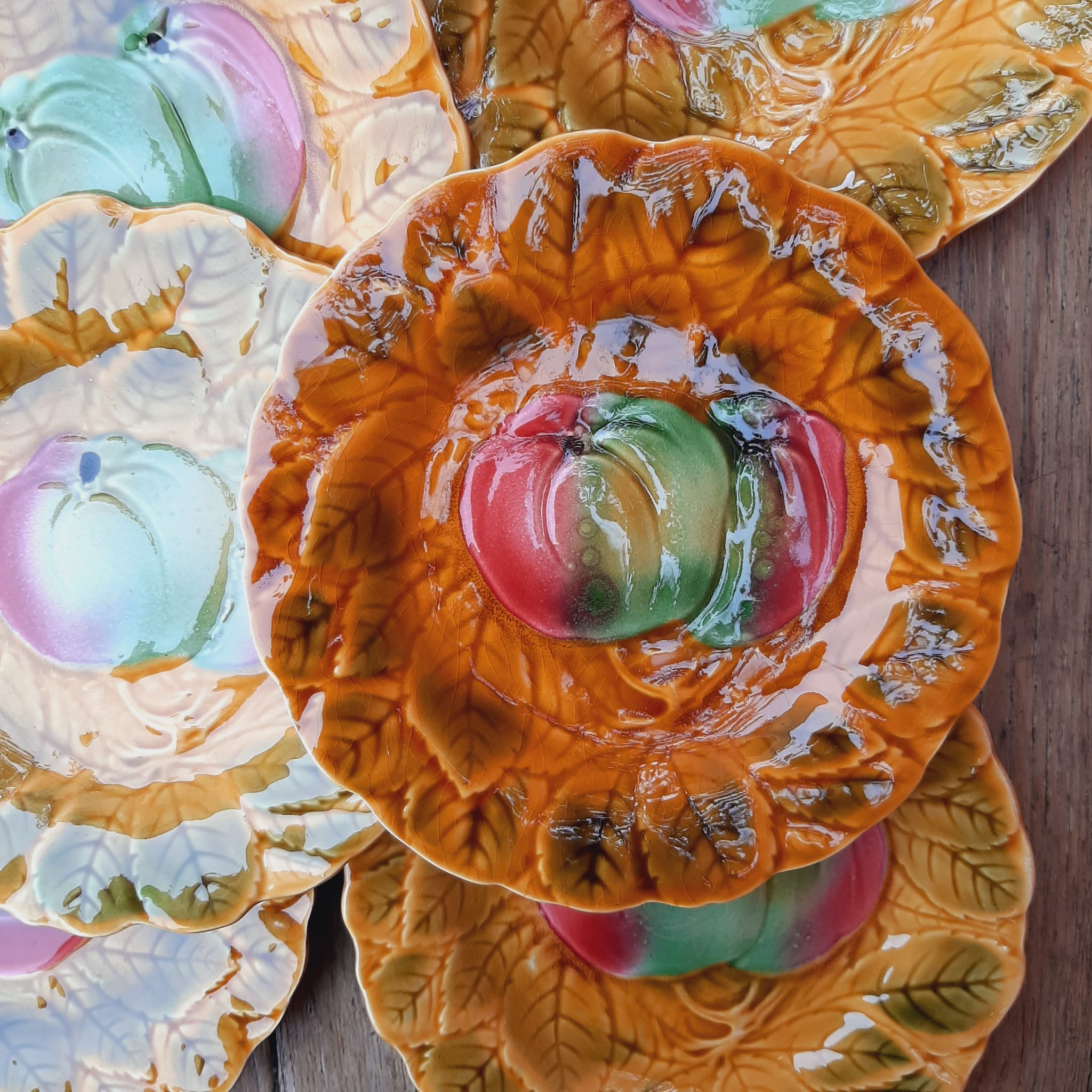 8 assiettes à dessert en barbotine