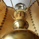 Lampe de table Mid-Century sur un pied en laiton massif et opulent - abat-jour en cuir