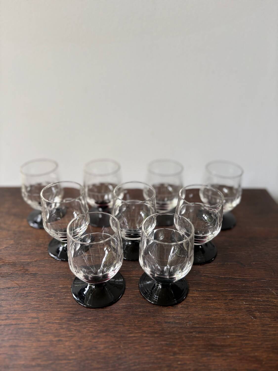 Set of 9 digestive glasses with chiseled garnet art deco feet