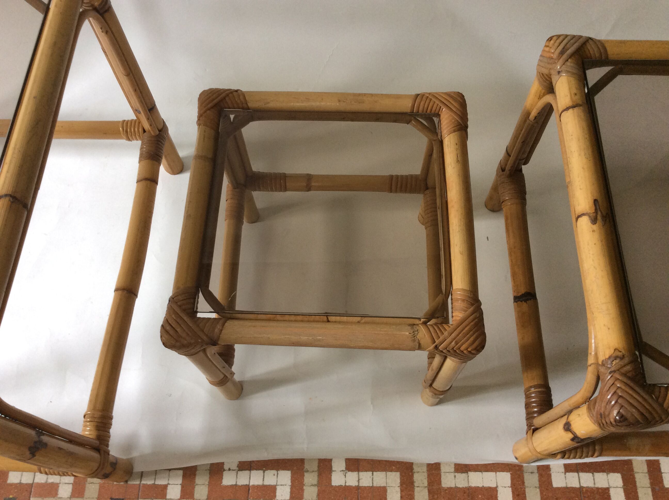 Trio de tables basses en rotin vintage