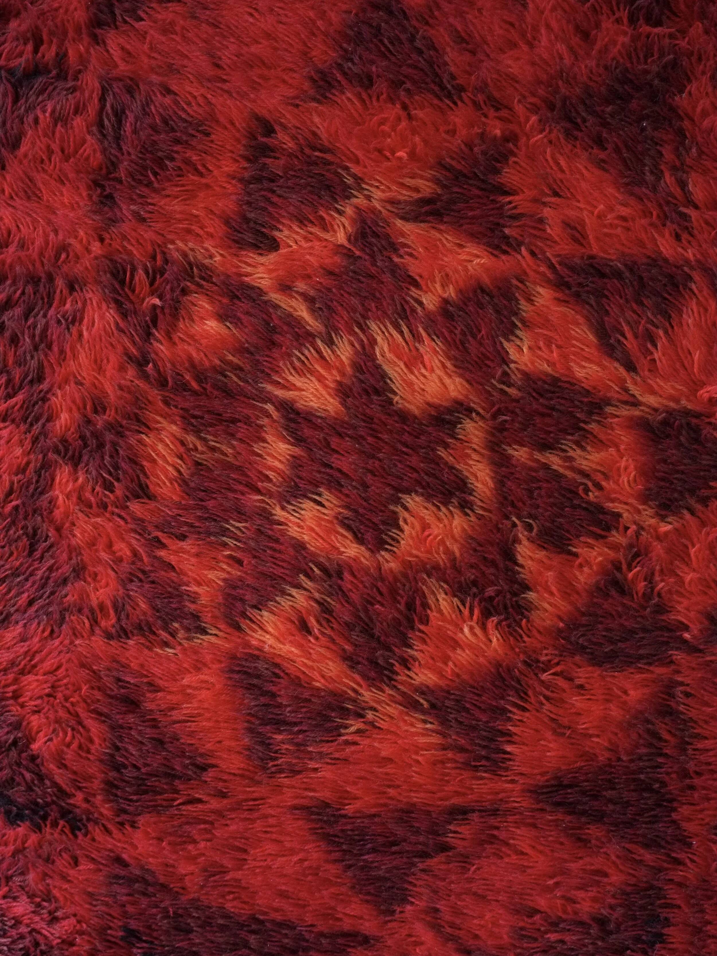 Tapis rya abstrait en laine rouge, style milieu du siècle | Suède | Années 1960