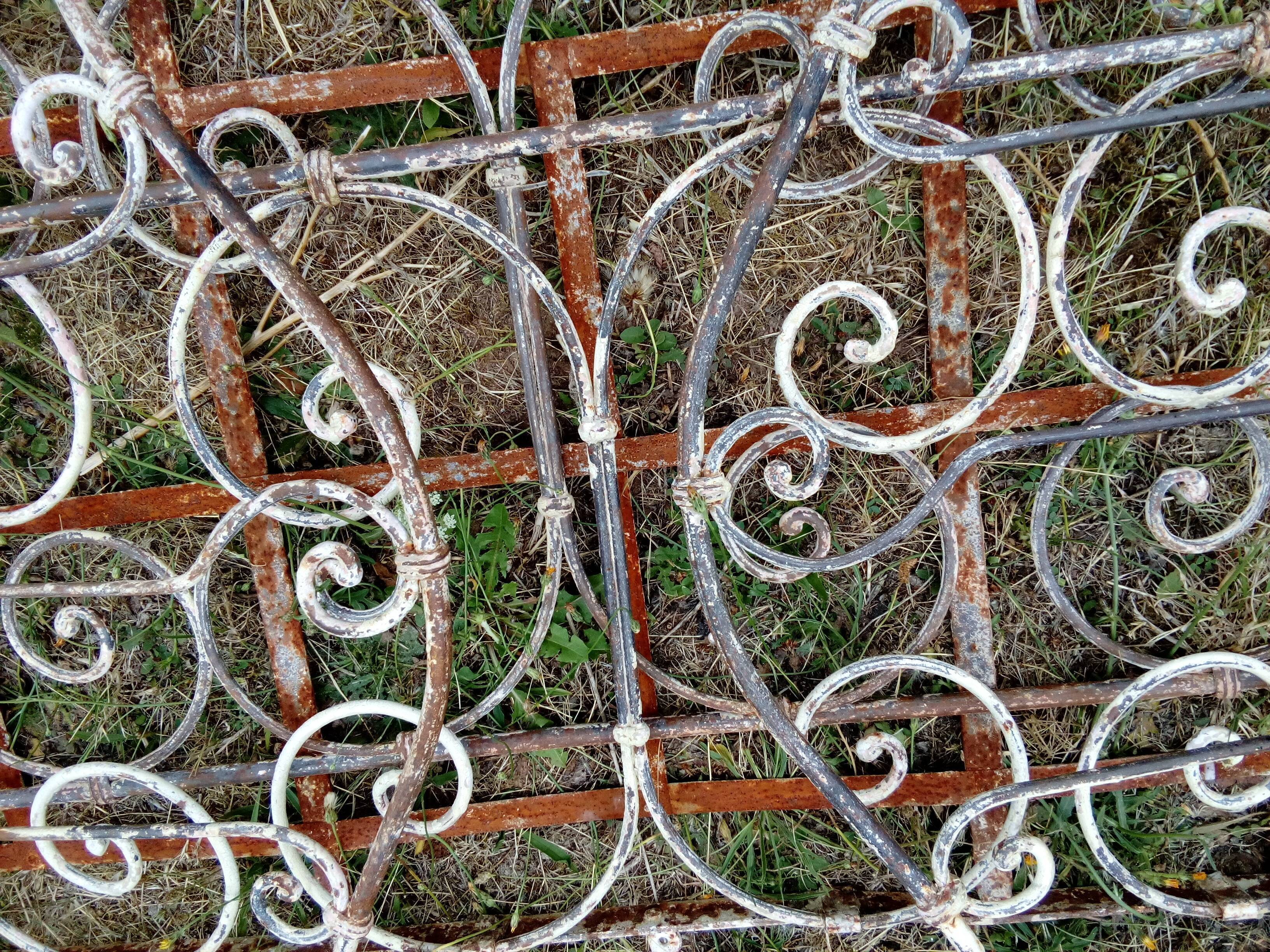 Cage iron crib