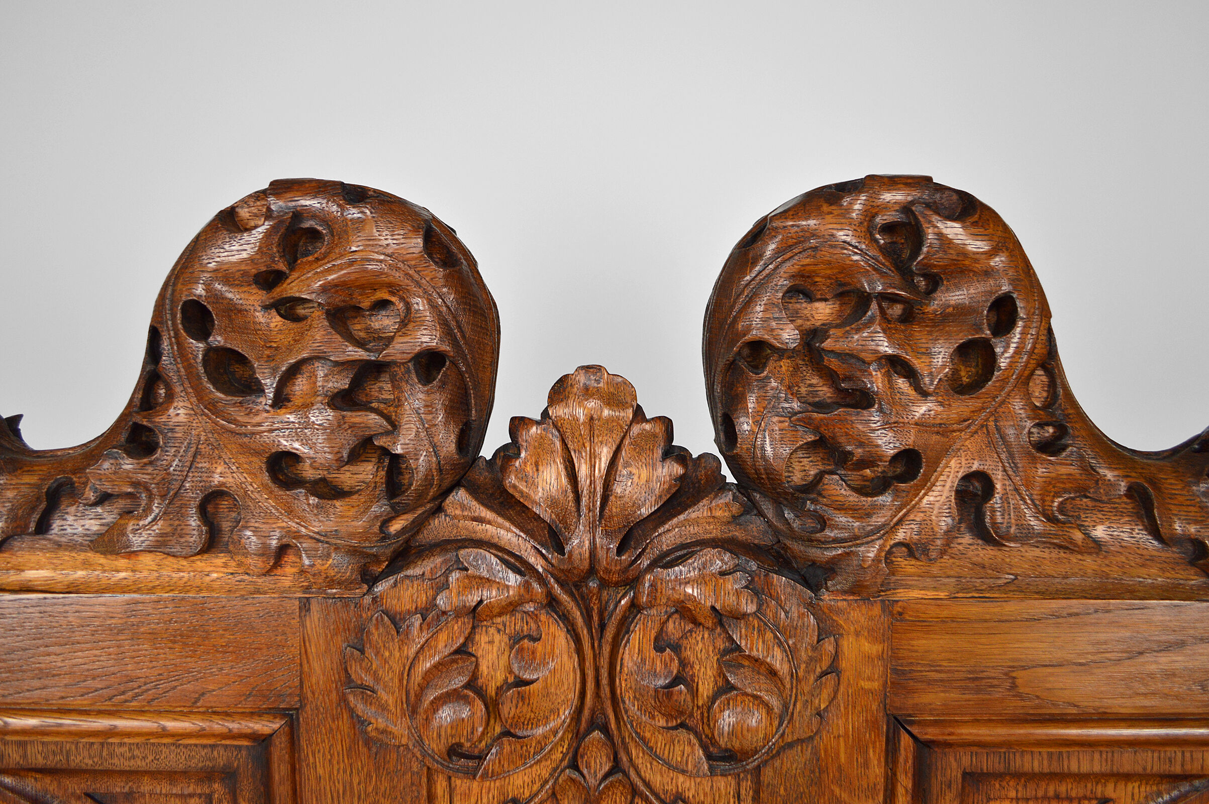Banc coffre Gothique d'église en chêne sculpté, vers 1880