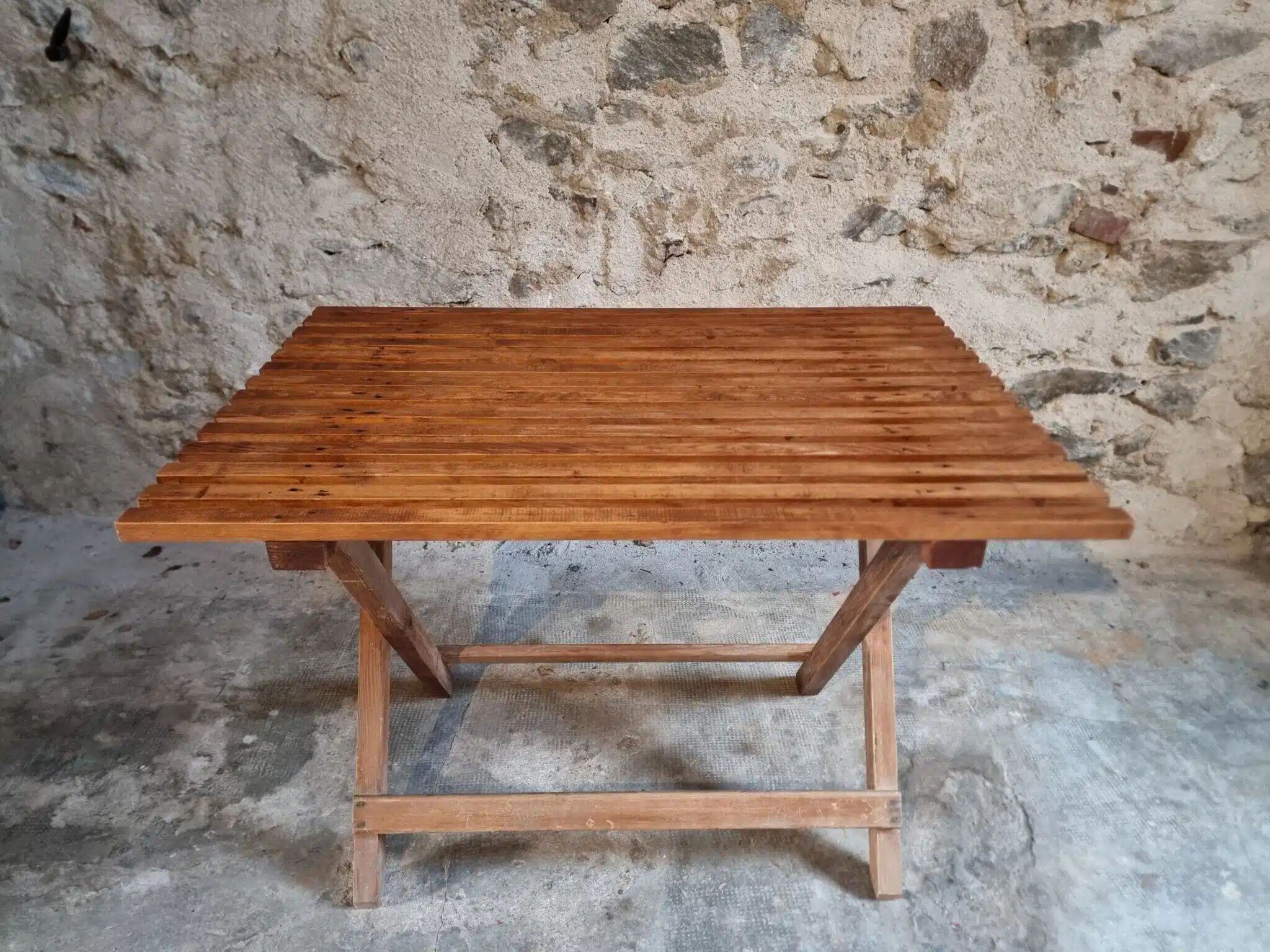 Vintage folding garden table in pine, mid-20th century.