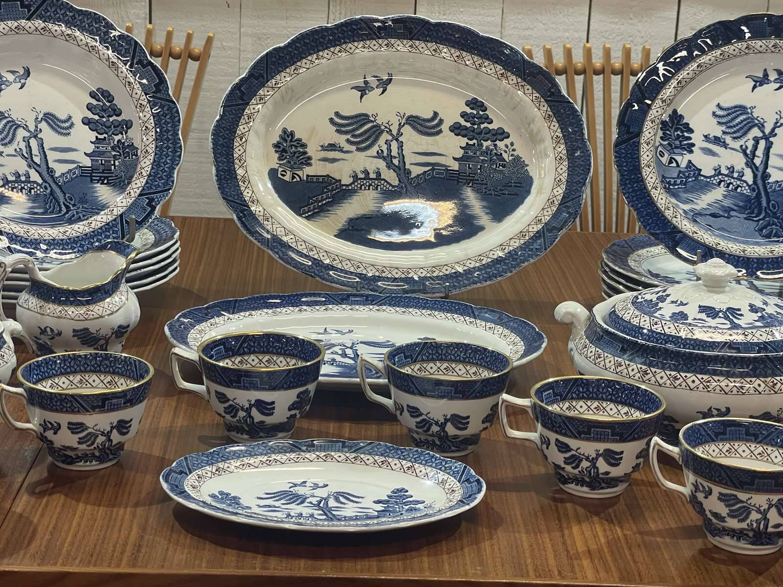 REAL OLD WILLOW English Porcelain Dinner Service - 27 pieces
