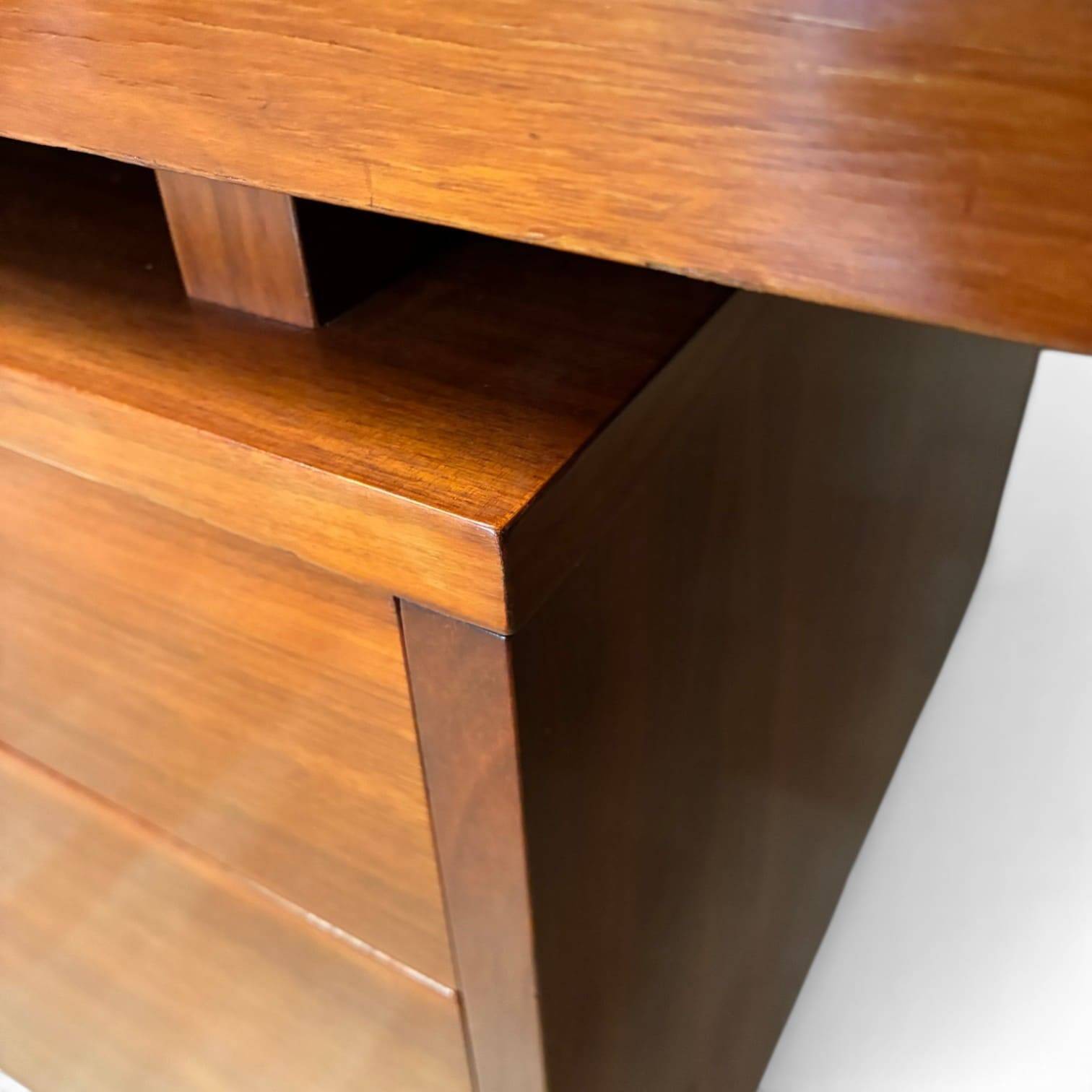 Executive Office "EOG" in Walnut by George Nelson for Herman Miller, Here