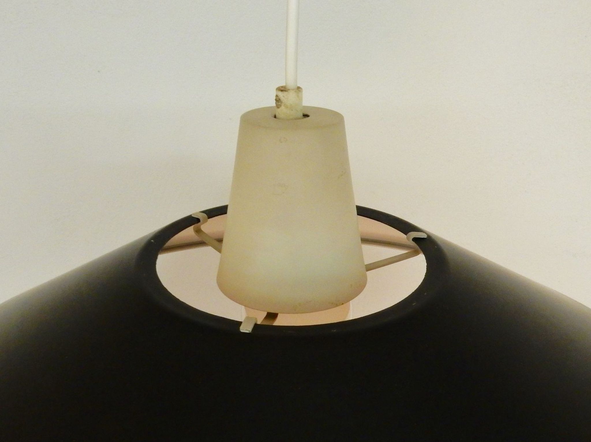 Suspension mid-century noire et blanche 1950s