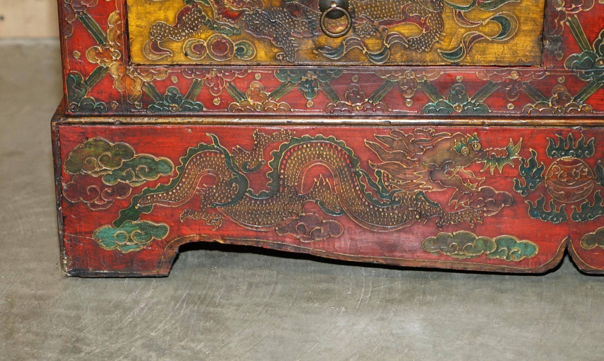 Armoire chinoise vintage peinte avec pagode et tiroirs